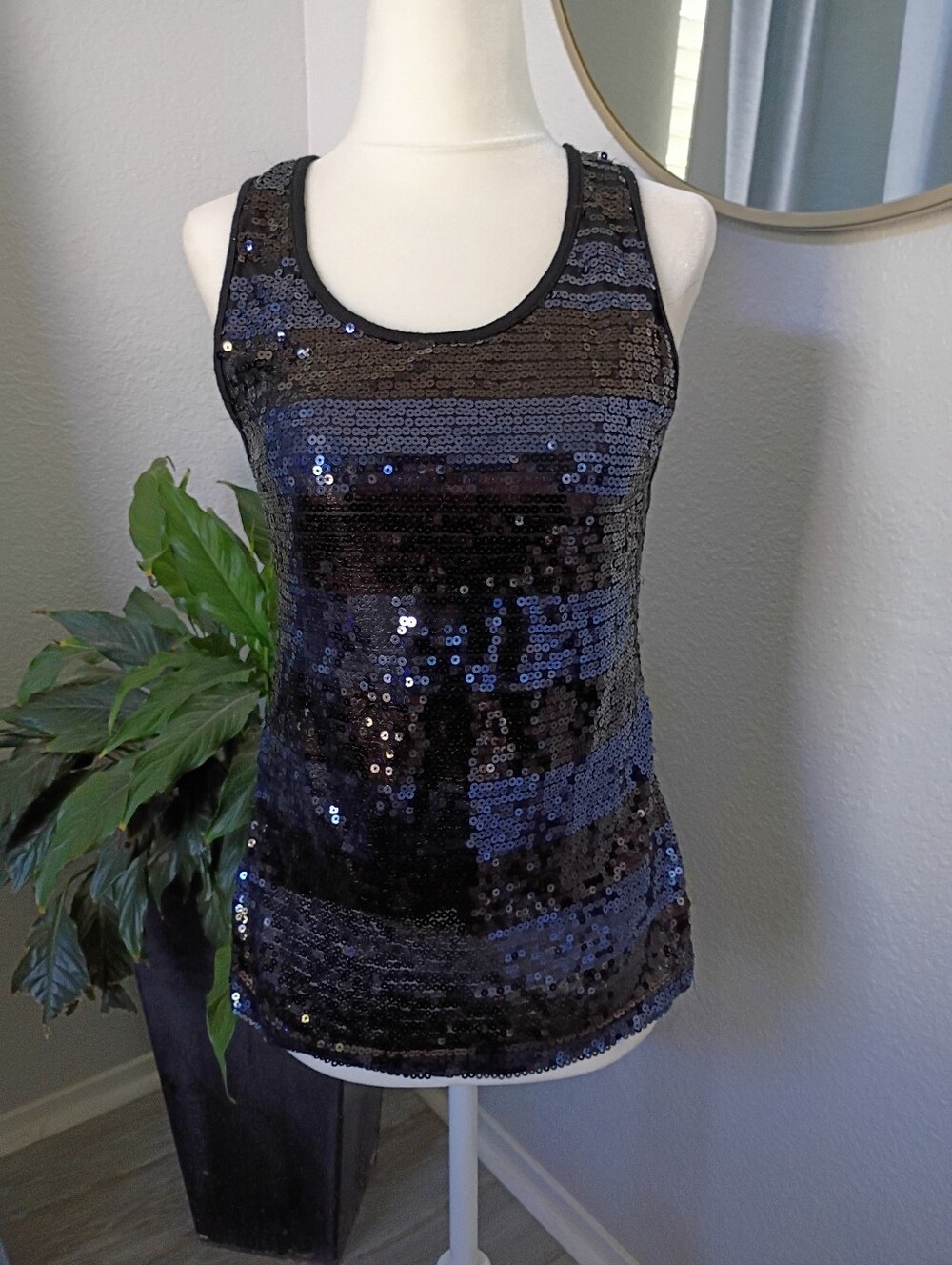 EUC Forever 21 Black and Navy Sequin Tank Top - Women